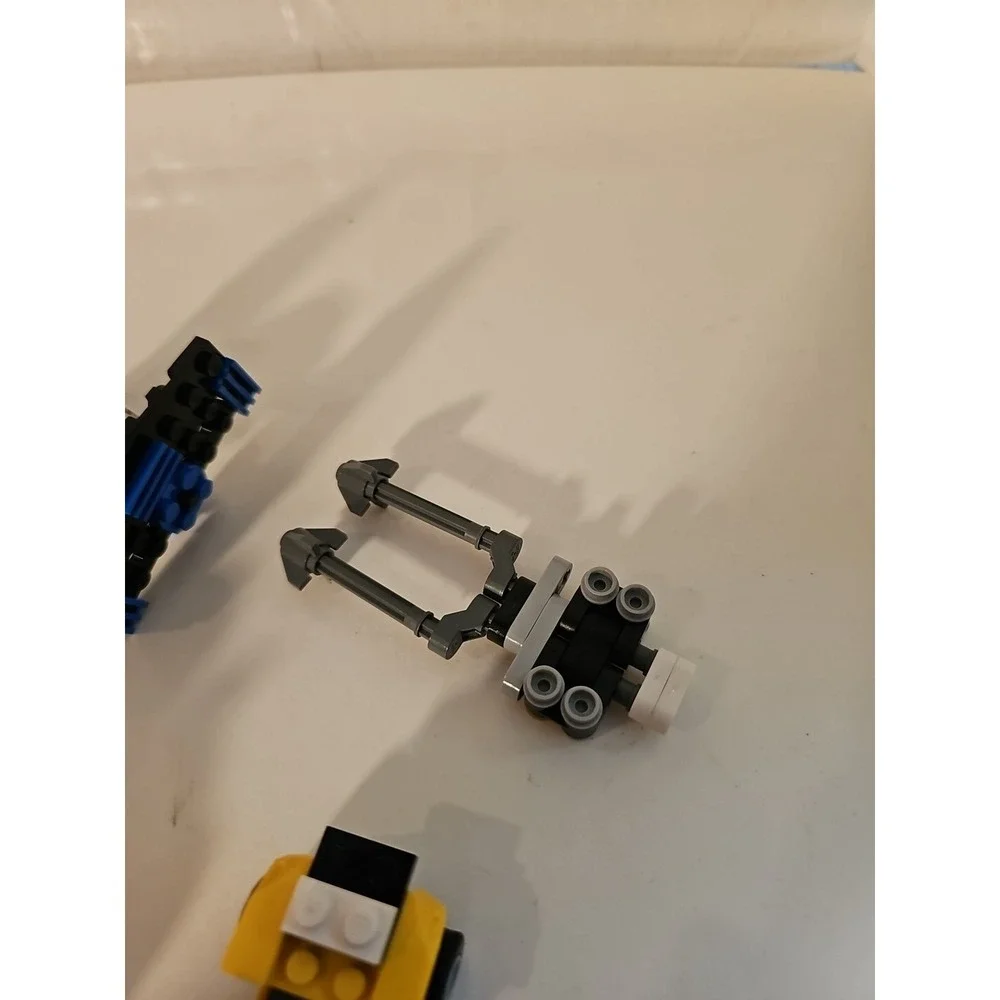 LEGO Racers 8192 Lime Racer Red Racer Motorcycles 2 Mini Figures Look At Picture